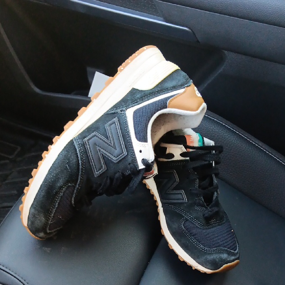 New Balance 574 Black and Cream Athletic Shoes EUC
